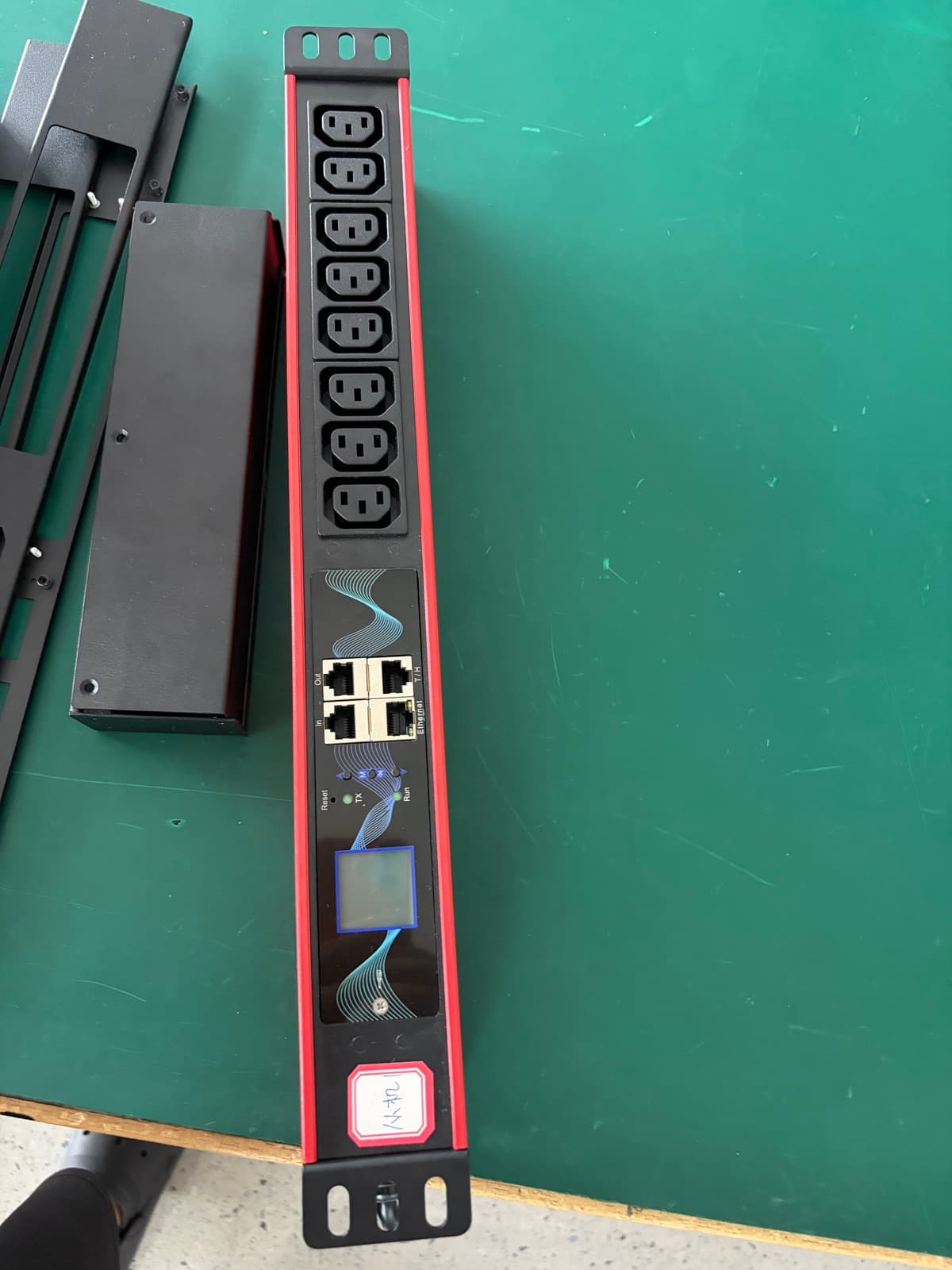 Yiestar Basic rack PDU with IEC outlets