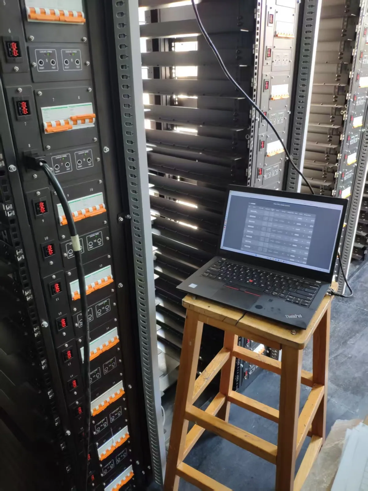 البنية التحتية لتقنية المعلومات في المؤسسات — Yiestar PDU deployment